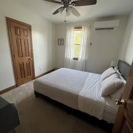 Cheerful 4 Bedroom home close to the waters edge. Hotels in Superior