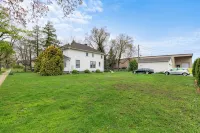 Chic 3 bedroom Get-a-way in downtown Lake Geneva - 4-Star