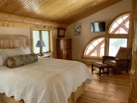 Beautiful upscale retreat for travelers who value beauty and seclusion. - Chalets