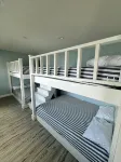 Spacious House + boat house on clear, sandy-bottom lake. Arcade + Billiards room - Homestays