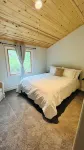 Private and peaceful 3 br cabin in the woods with new Hot Tub - Hytter