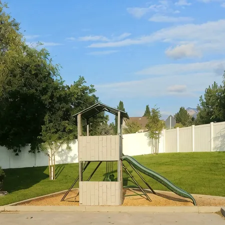 Secluded townhome midway between downtown & skiing; min from shops, & dining