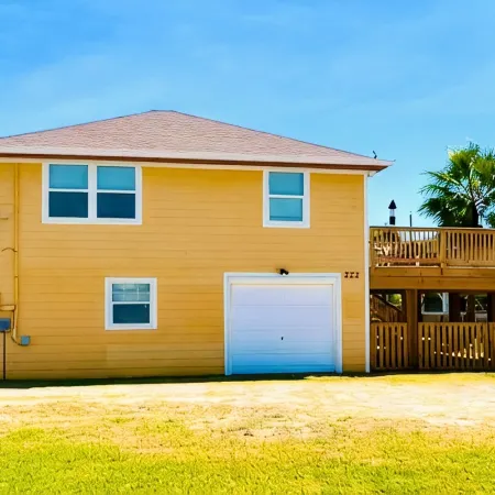 Boho Beach Bungalow with new deck walking distance from the Gulf