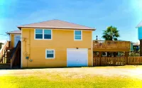 Boho Beach Bungalow with new deck walking distance from the Gulf - Wifi