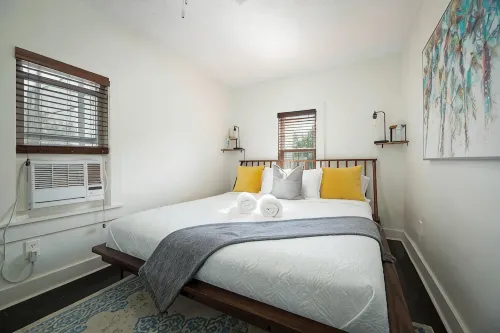 A Tropical Beauty🏝🏠 Historic Charm + Modern Luxury - 2-Star