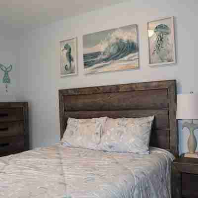 Updated & Short Walk to Downtown Charlevoix! Rooms