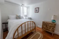 Renovated Row Home in the heart of Downtown Annapolis.Two blocks to everything - Bungalows