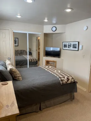 Ski in ski out cozy condo retreat! - 3성급