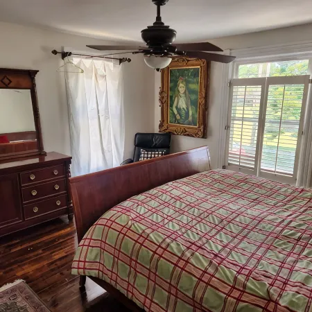 Charming 3-bedroom apartment in lovely Grand Rapids walk to downtown.