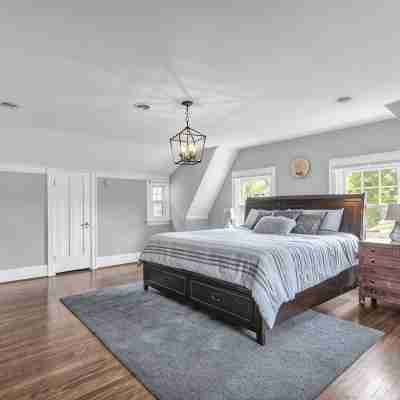 Walk to shopping, Charming Modern European cottage with huge deck Rooms
