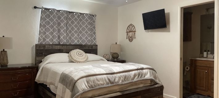 Beautiful renovated home within 3miles of OU. Easy access to I-35. Hotels in Norman