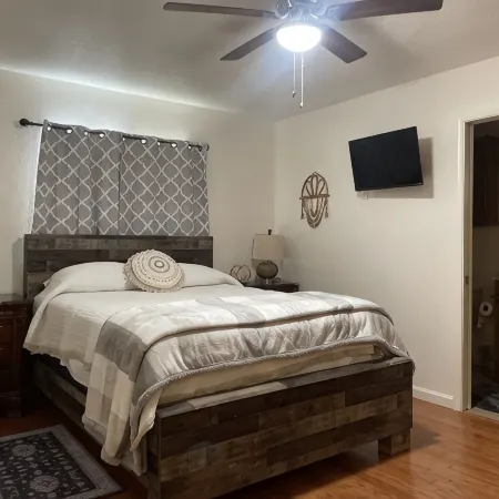 Beautiful renovated home within 3miles of OU. Easy access to I-35.