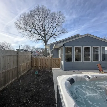 Cape Mindy HOT TUB Sleeps 8, Dog & EV Friendly, Outdoor Shower