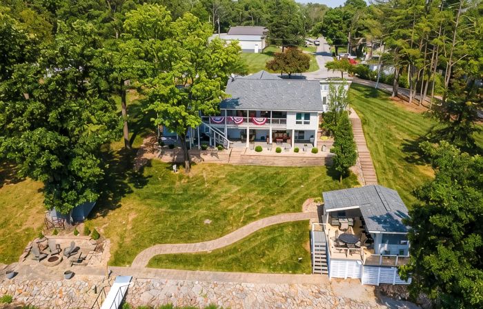 Lake Front Luxury-5 beds, 3 baths, Tiki Bar, 2 slip dock