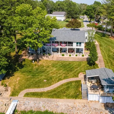 Lake Front Luxury-5 beds, 3 baths, Tiki Bar, 2 slip dock