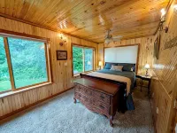 Large Mountain Lodge, Pet Friendly, w/ Hot Tub, and Sports Bar/Game Room. - balcony