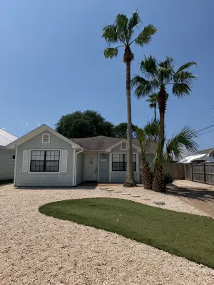 Private Pool, Walk to Beach 🏖️, Bright Sun Room, Quiet West End - 4-Star