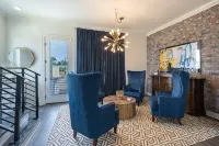 Luxe Downtown Townhouse – Walkable, Stylish & Spacious - 부티크