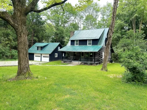 Original Log Cabin on 3 Private Acres - Chalets