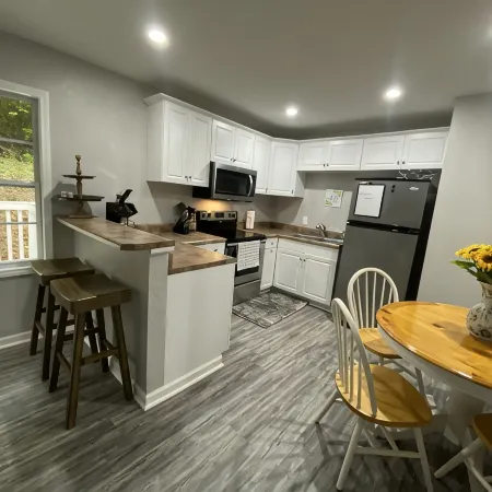 New!! Woodcrest Cottage - Close to Tri-Cities