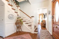 Relaxing Farmhouse, pet friendly, walk to town - 3-Star