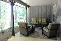 Escape to Your Cozy 2-Bedroom Cottage, Just a Hop Away from Rock City - 4-Star