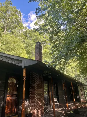 Private Mountain Haven: Hot Tub, Hiking & Activities Nearby - Homestays