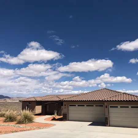 Luxury Near Lake Powell & Antelope Canyon: Hot Tub, Views & EV Charger