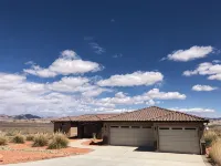 Luxury Near Lake Powell & Antelope Canyon: Hot Tub, Views & EV Charger - อ่างจากุชชี่