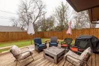 Walk Cowboys Rangers TX Live Restaurants and More  5 Stars!! - บังกะโล
