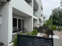 Spacious & Quiet 4BR, 3BA Home City Centre Walk to Train & Shopping - Parkplatz