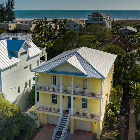 "CHATEAU du SOLEIL" SINGLE Family Home 1-1/2 Blocks to Beach