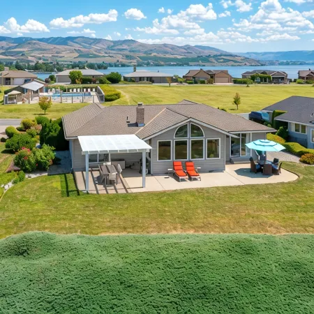 Wapato Point Pool Side Home Sleep 8, 3 Bed 2.5 Bath, Lake Views by Outdoor Pool