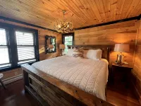 Beautiful 4th Lake Home with 3 Kings, Jacuzzi Tub, and Gazebo - Boutique