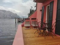 Lakeside apartment located in historic center with wonderful views - Homestays