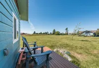 Juan de Fuca Waterfront Hotel & Cottages - Mountain view