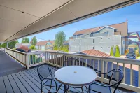 Ludington Pier House - parking