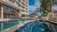 Broadbeach Savannah Resort - Kitchen