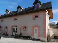 L'Annexe du Château de Saint Genix Hotels in Champagneux