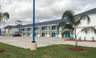 Deluxe Inn & Suites - Baytown