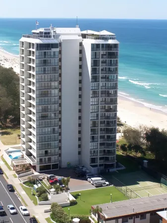 Golden Sands on the Beach - Absolute Beachfront Apartments Отели рядом с достопримечательностью «Willfish»