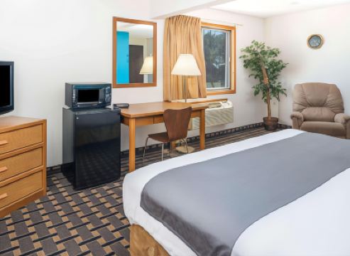 Super 8 by Wyndham Lincoln West