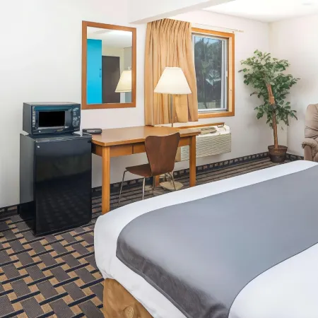 Super 8 by Wyndham Lincoln West