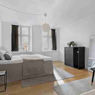 Sanders Leaves - Charming Three-Bedroom Apartment in Downtown Copenhagen Rooms