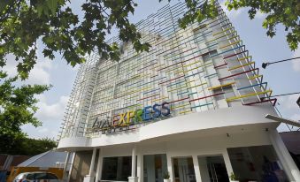 Zuri Express Hotel Pekanbaru - Housity