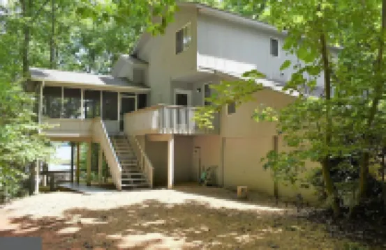 Lakefront 5 bedroom pet-friendly home on Lake Anna w/ game room, hot tub & beach