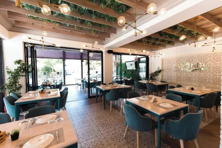 La Onda Hotel Durres Отели рядом с достопримечательностью «Beach of Durrës»