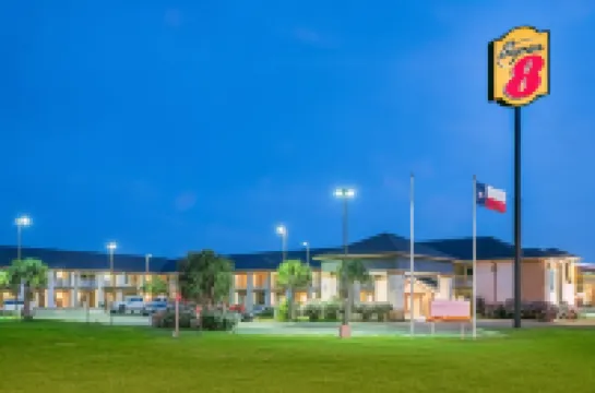 Super 8 by Wyndham Dilley TX