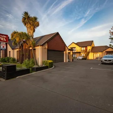 Abbella Lodge Motel Отели рядом с достопримечательностью «Папани»