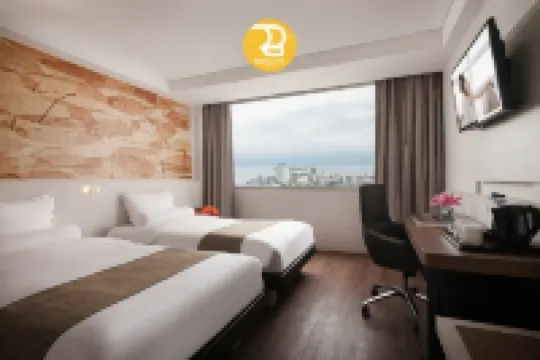 ROYAL BAY MAKASSAR Hotele w: 